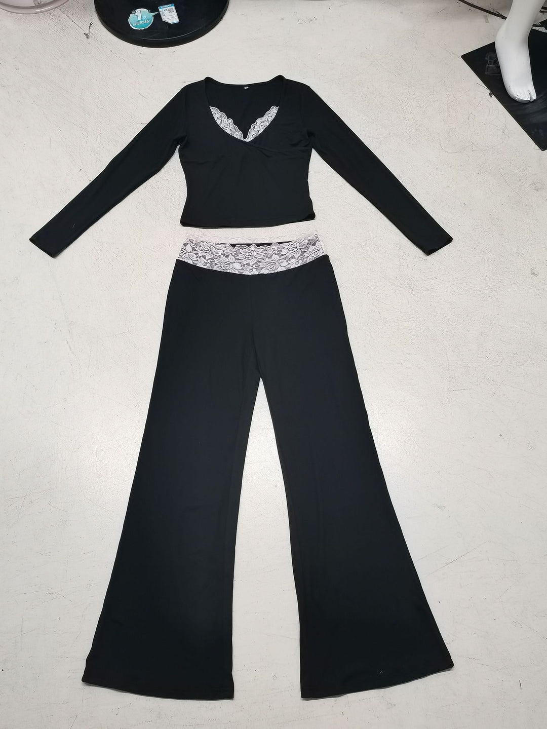 Ladies nan Lounge set with lace waistband, V-neck and flared bell-bottoms Mune Fashion
