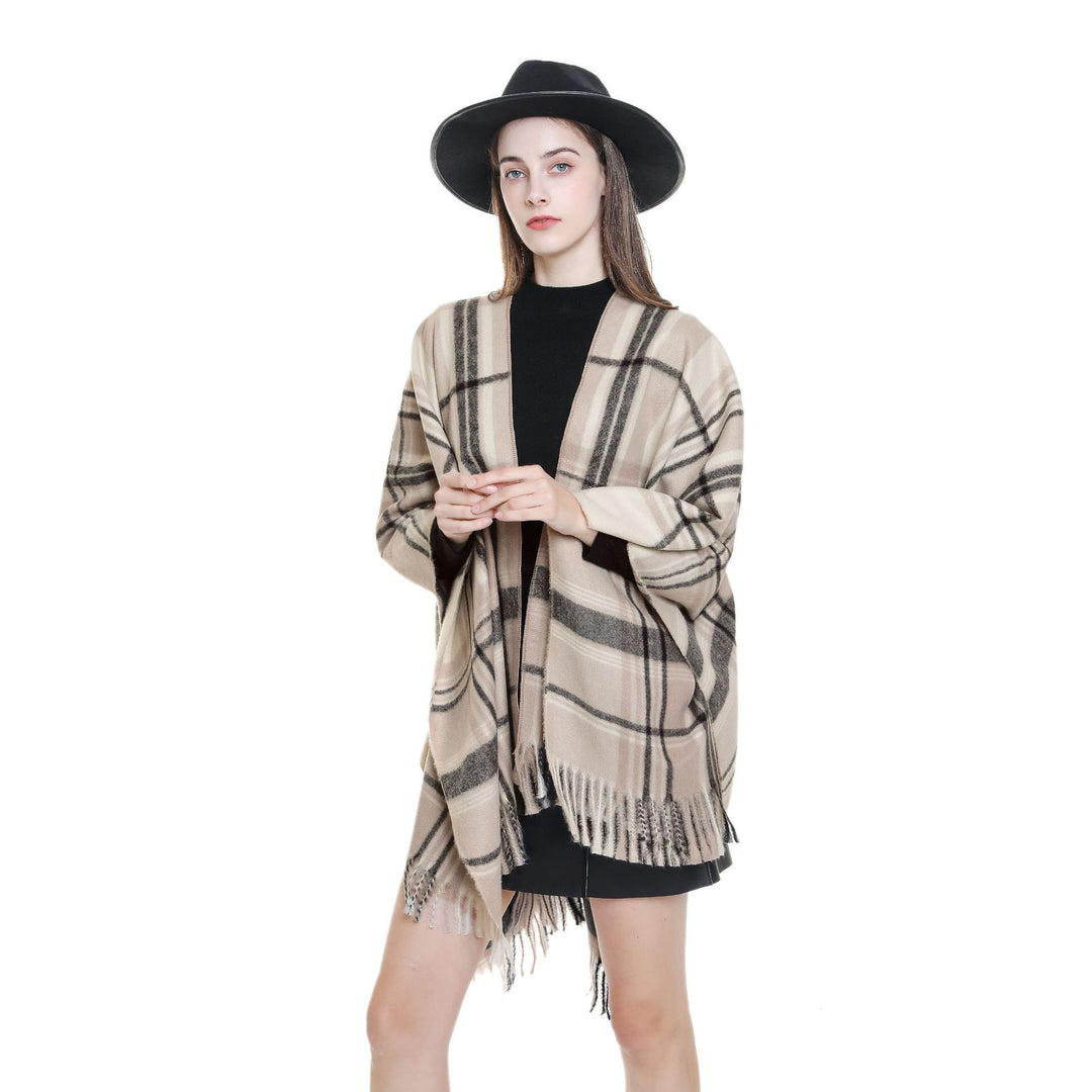 Women Checked Cape Cloak made of Wool Blend with Fringes Mune Fashion