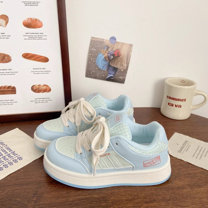 Ladies sneakers in minimalist design with structured surface and soft cushioning Mune Fashion