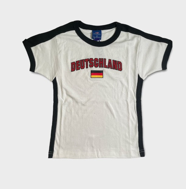 Women's fitted short-cut fan crop shirt with contrast collar and embroidered flag patch Mune Fashion
