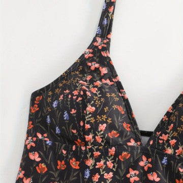 Ladies elegant and body-hugging swimsuit with floral design Mune Fashion