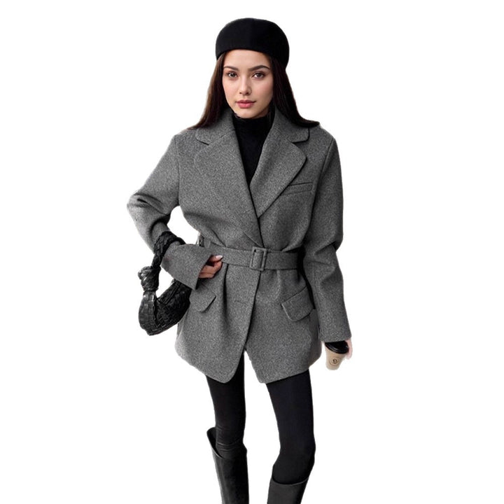 Women's short coat in blazer style made of wool blend with waist belt & flap pockets Mune Fashion