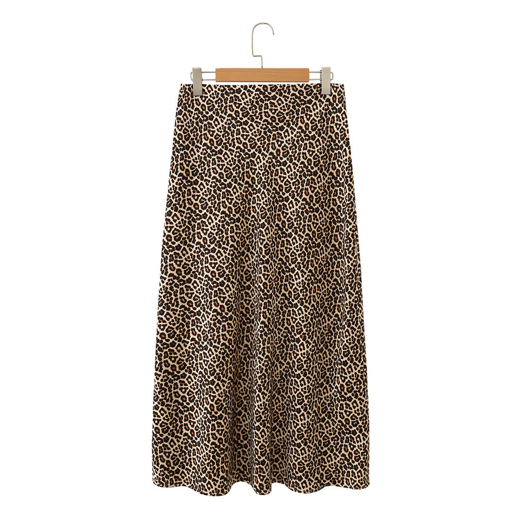 Women's midi skirt made of flowing satin quality in A-line with leopard print.