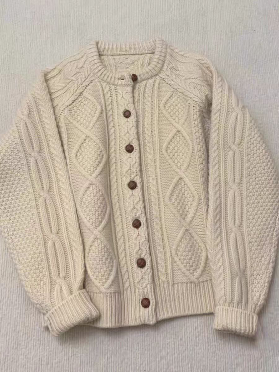 Women's knit cardigan in Aran style with cable and pearl pattern as well as wooden button placket Mune Fashion