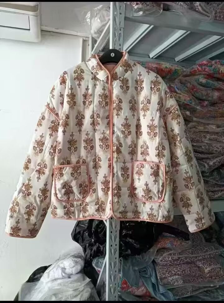 Women's nan quilted stand-up collar jacket with floral vertical print, patch pockets, and contrasting piping Mune Fashion