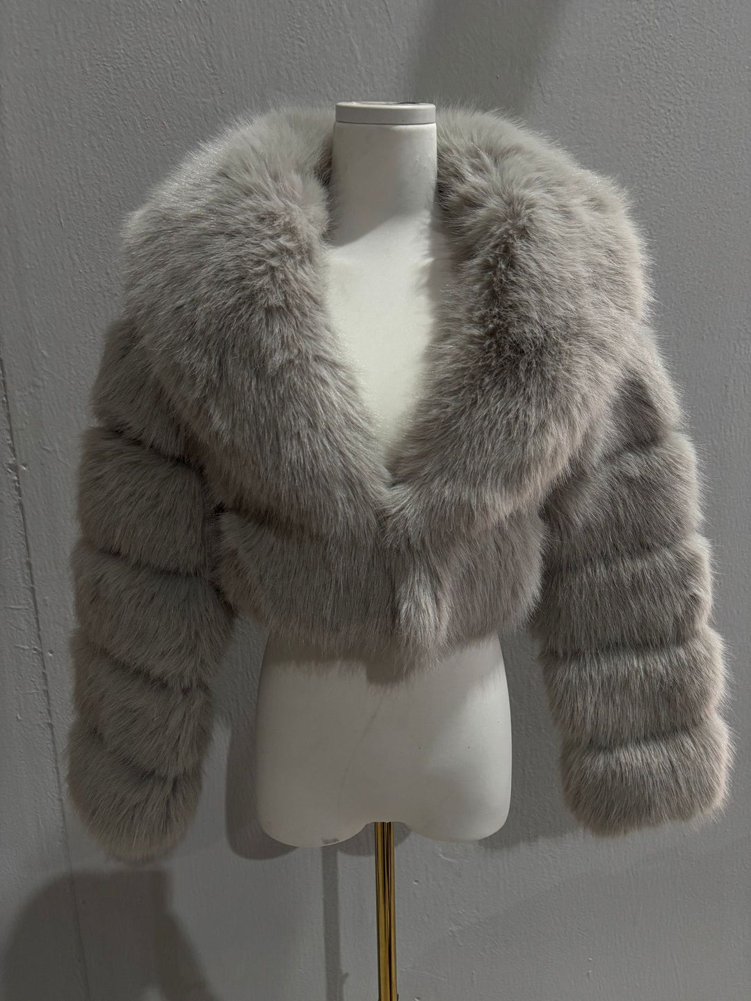Ladies short-cut faux fur bolero jacket with voluminous shawl collar Mune Fashion