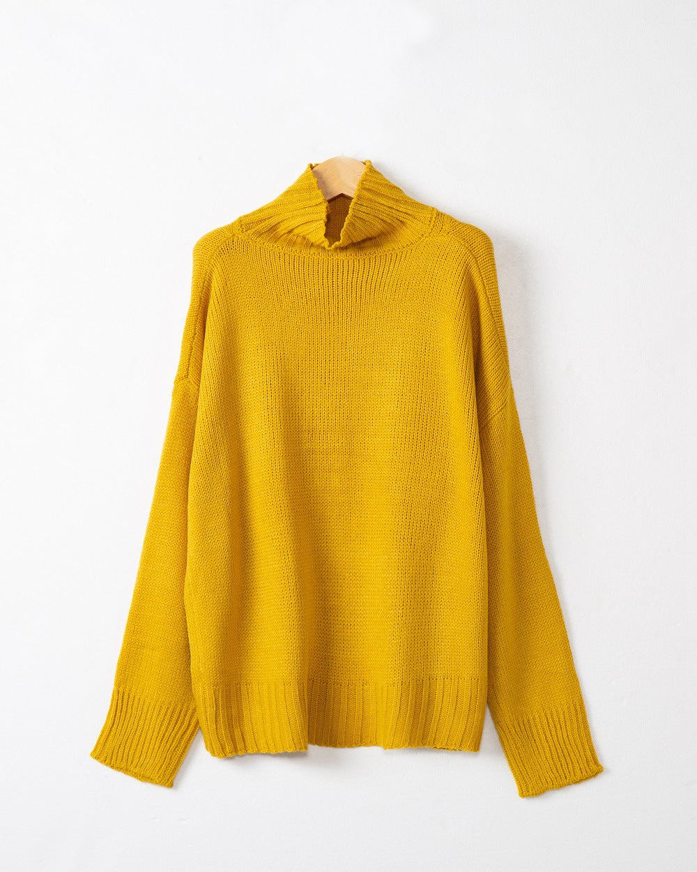 Women's turtleneck sweater made of chunky knit with oversized cut Mune Fashion