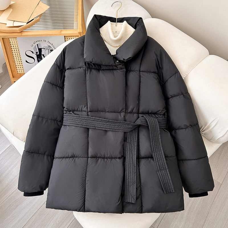 Women's short puffer jacket with waist belt, wide stand-up collar and quilted design Mune Fashion