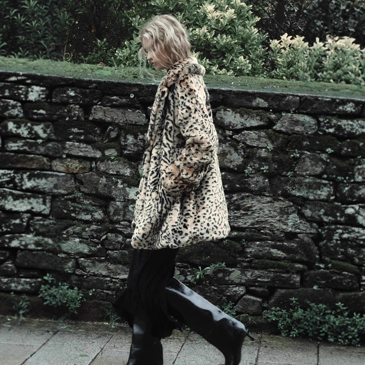 Women's faux fur coat in oversized cut with lapel collar, tie belt and pockets Mune Fashion