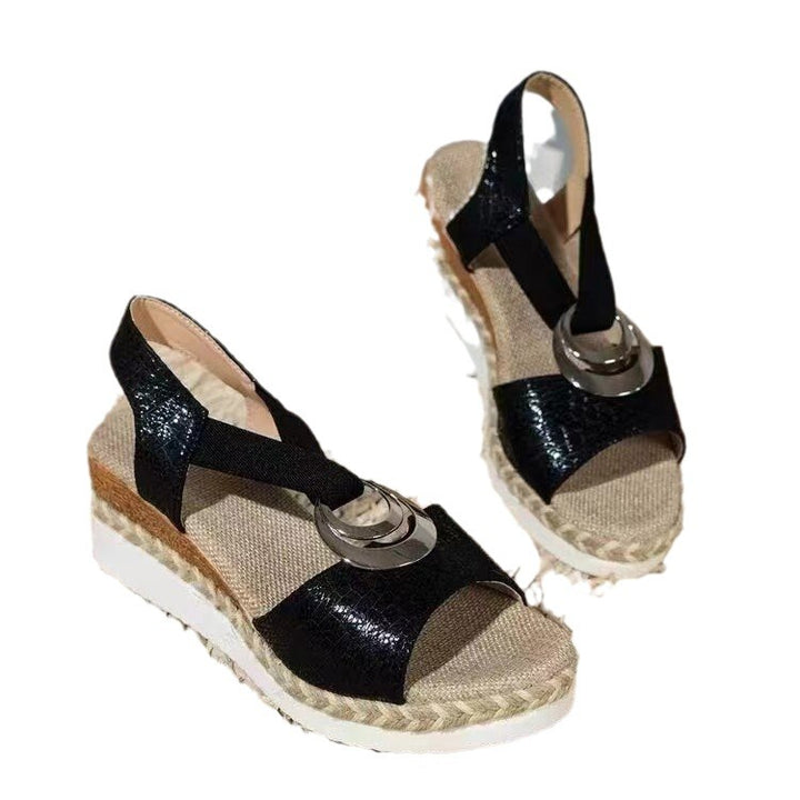 Damen Keil‑Sandalen mit Bast‑Plateau, elastischem Fersenriemen und Zier‑Metallornament Mune Fashion