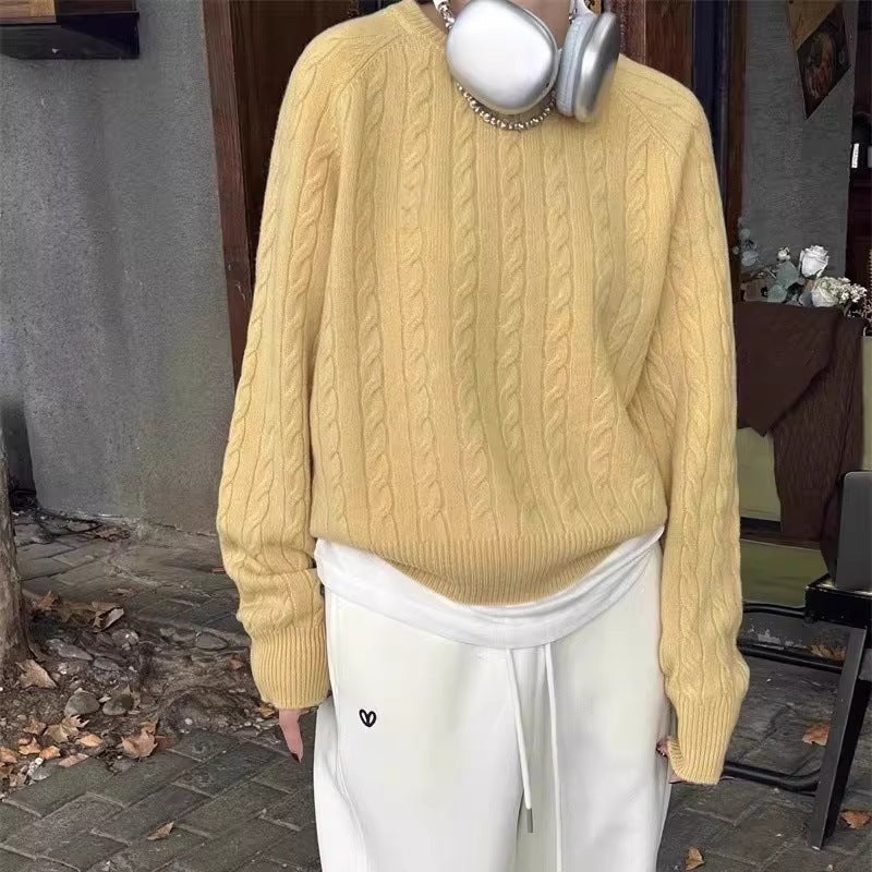 Women's cable knit pullover made of cotton blend with a casual oversized silhouette