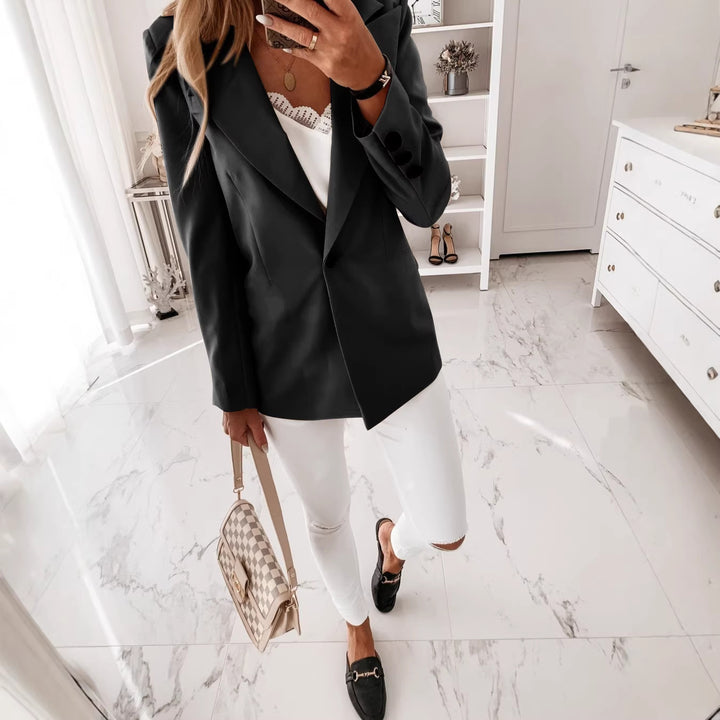 Women’s long blazer with single-breasted button placket, tailored fit, and soft shoulder pads Drune