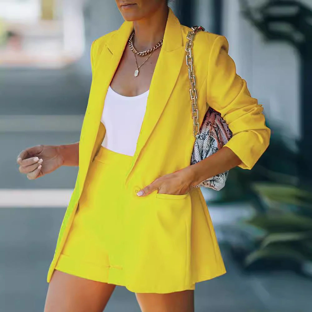 Women's form-fitting long blazer and high-waisted shorts set with dropped shoulders and patch pockets Mune Fashion