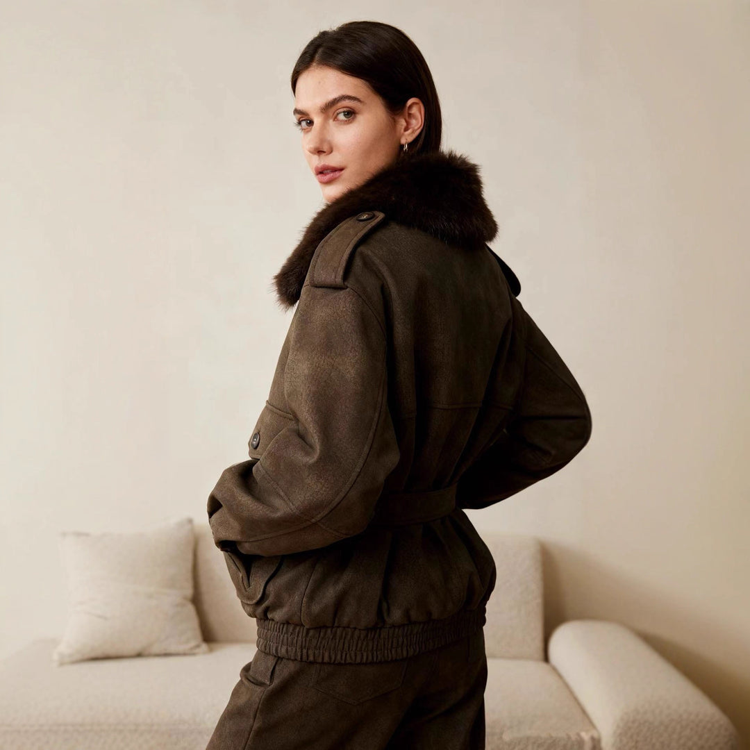 Women’s short jacket in suede look with removable fur collar and flap pockets Mune Fashion