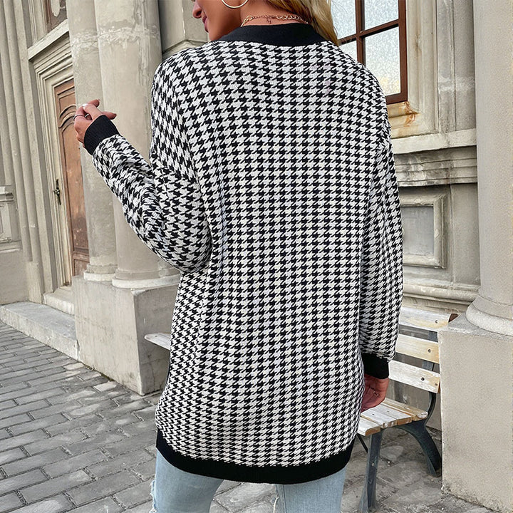 Women Oversized Knit Cardigan with Houndstooth Pattern and Gold Decorative Buttons Mune Fashion