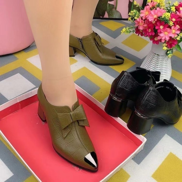 Women's elegant pumps with pointed metal cap, decorative bow, side zipper, and mid-high block heel Mune Fashion