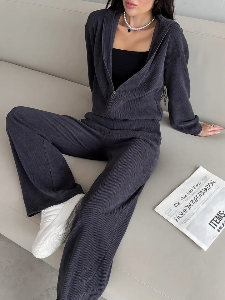 Women's short hoodie loungewear set with full zip, elastic comfort waistband and ribbed texture Mune Fashion