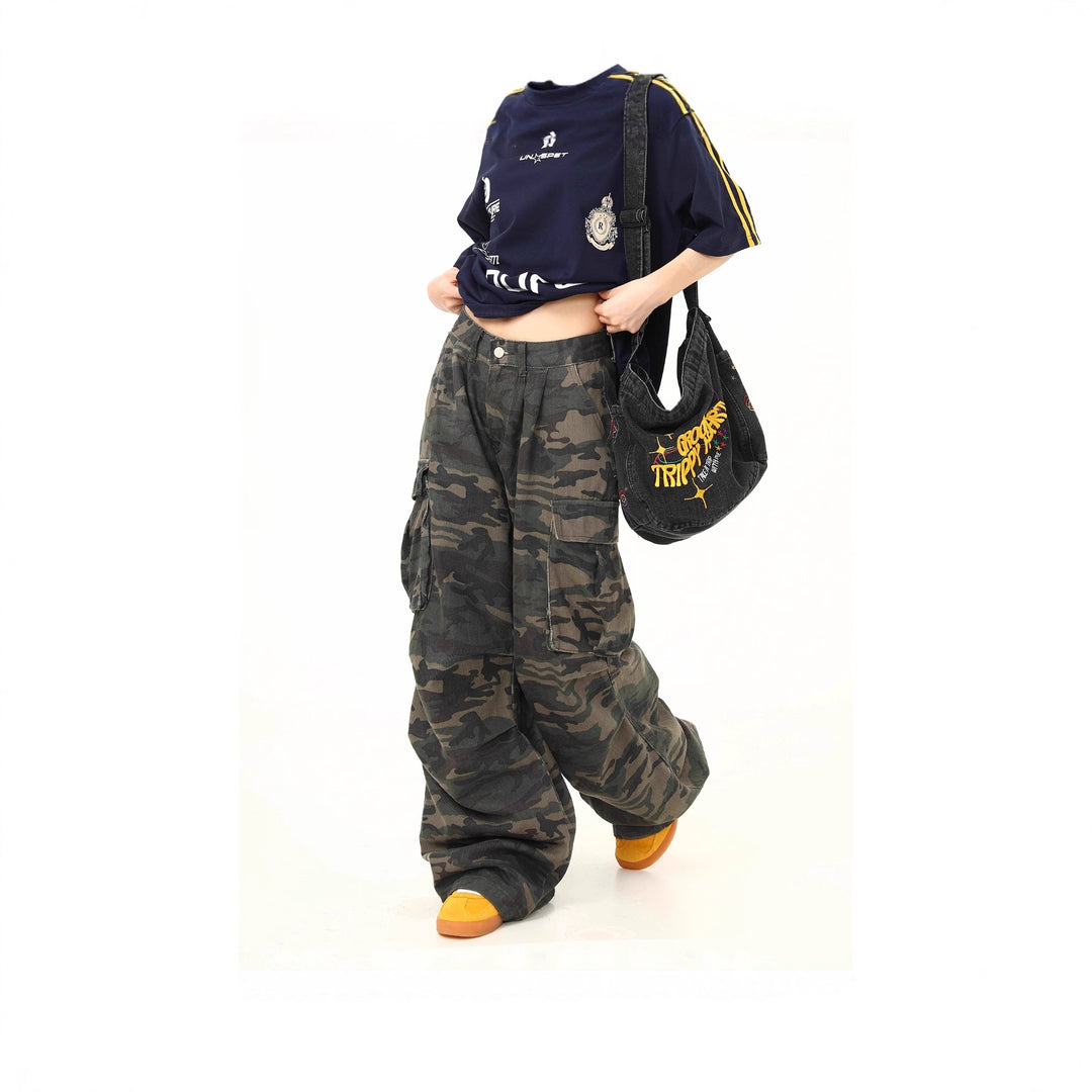 Women's cargo pants with wide leg and camouflage pattern