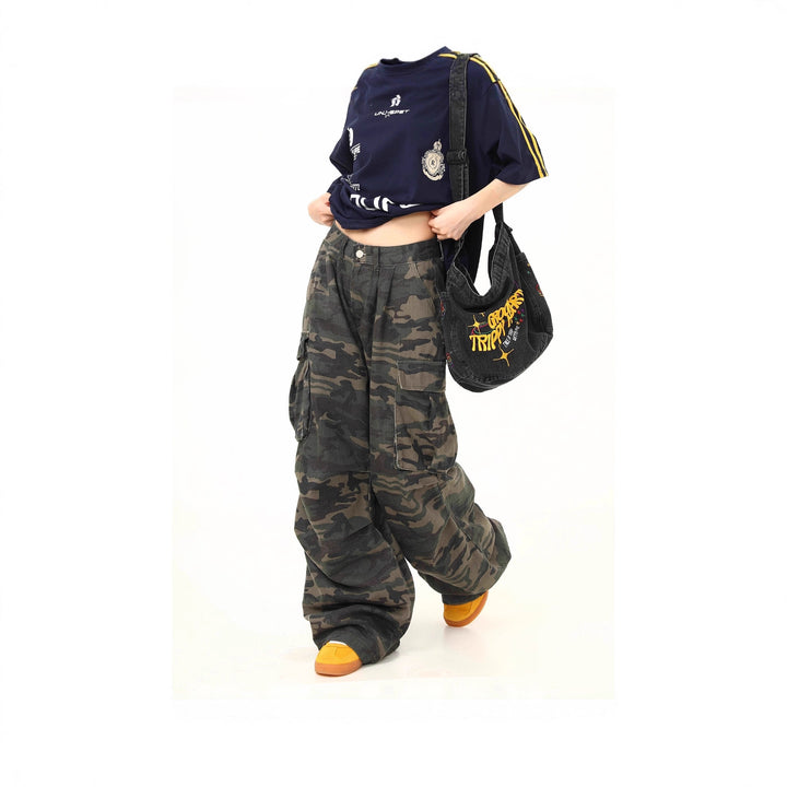 Women's cargo pants with wide leg and camouflage pattern