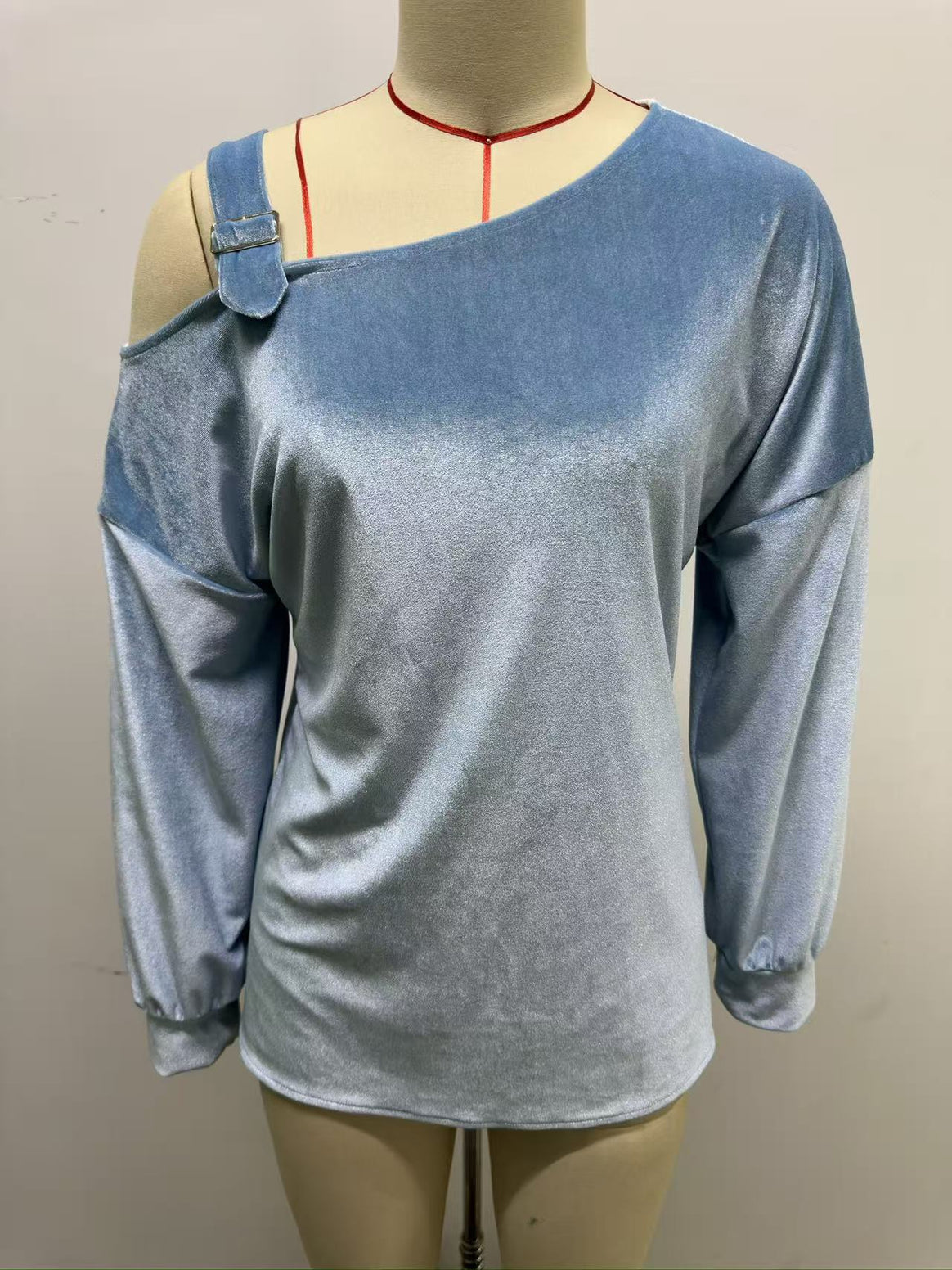 Women's velvet sweatshirt with asymmetric Carmen neckline and decorative buckle Mune Fashion