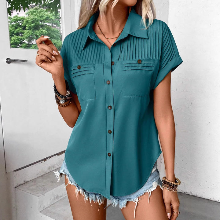 Women's short sleeve blouse with fine pleated yoke, breast pockets and Kent collar Mune Fashion