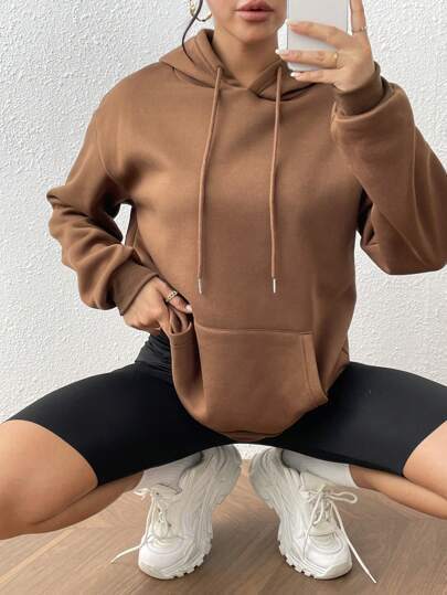 Women's cropped oversized hoodie with dropped shoulder, kangaroo pocket and fleece-lined interior Mune Fashion