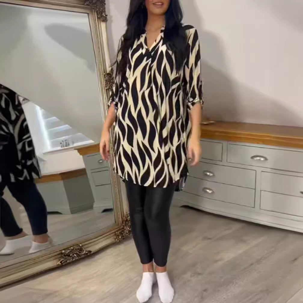 Women's oversized long tunic with abstract wave print, V-neckline and roll-up three-quarter sleeves Mune Fashion