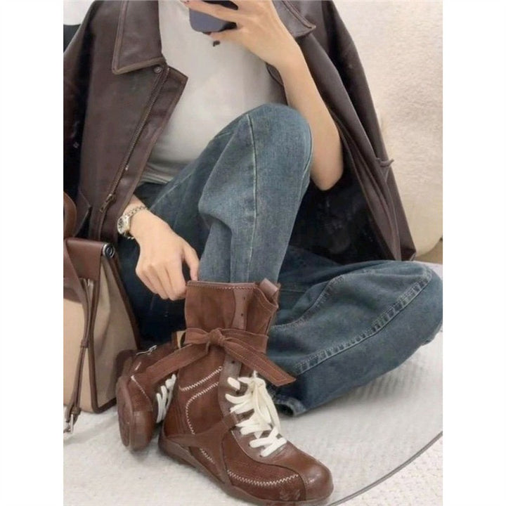 Ladies lace-up ankle boots with decorative contrasting stitching, strap closure and distinctive tread sole Mune Fashion