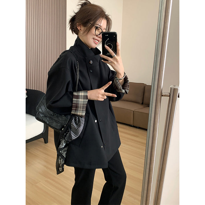 Women's short trench coat in oversized boxy cut with standing collar and checkered sleeve turn-up Mune Fashion