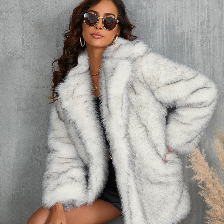 Women's Luxury Soft Faux Fur Coat with Elegant Cut Mune