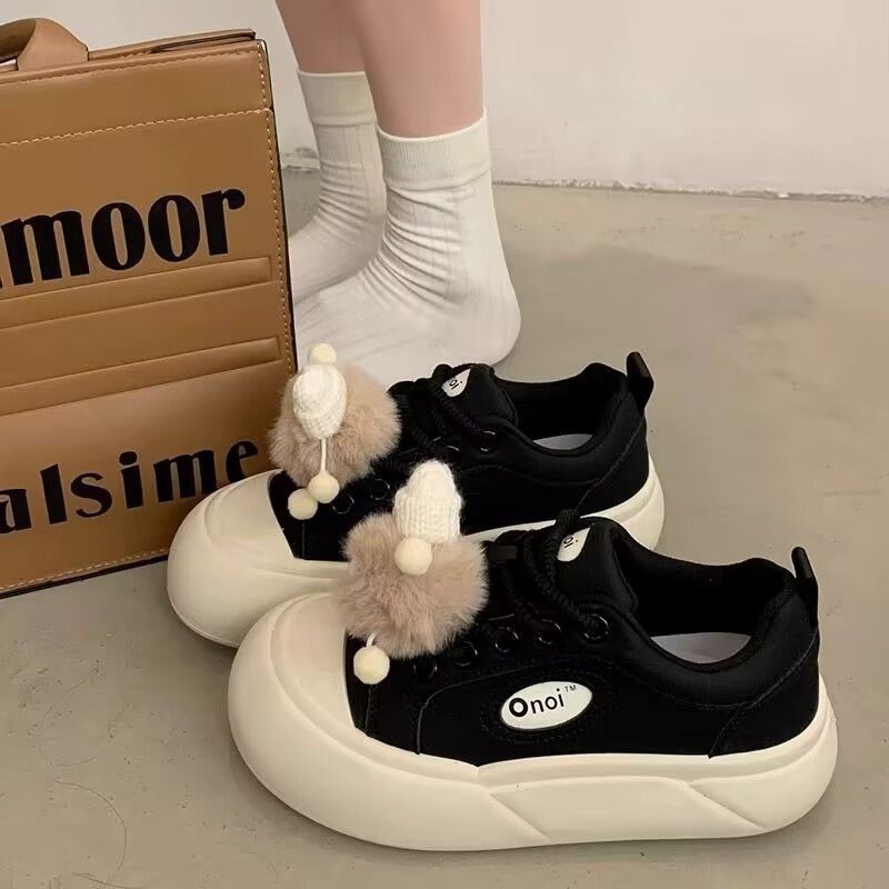 Women Sneakers with fashionable pom-pom applications and comfortable sole Mune Fashion