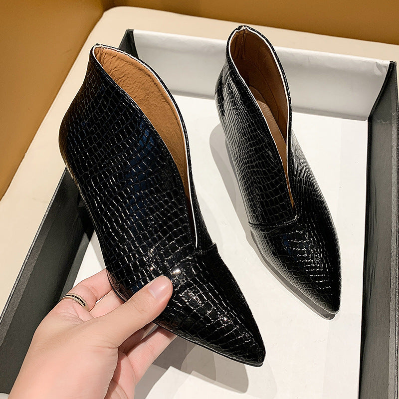 Women's pointed ankle boots with crocodile embossing and low kitten heel Mune Fashion
