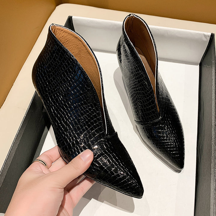 Women's pointed ankle boots with crocodile embossing and low kitten heel Mune Fashion