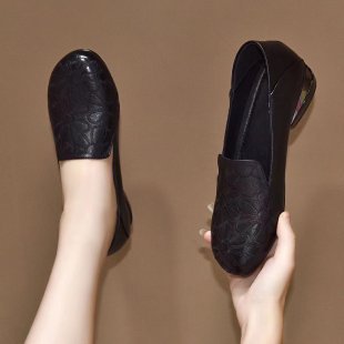 Women’s elegant padded leather loafers with floral embossed surface and medium-high block heel Mune Fashion