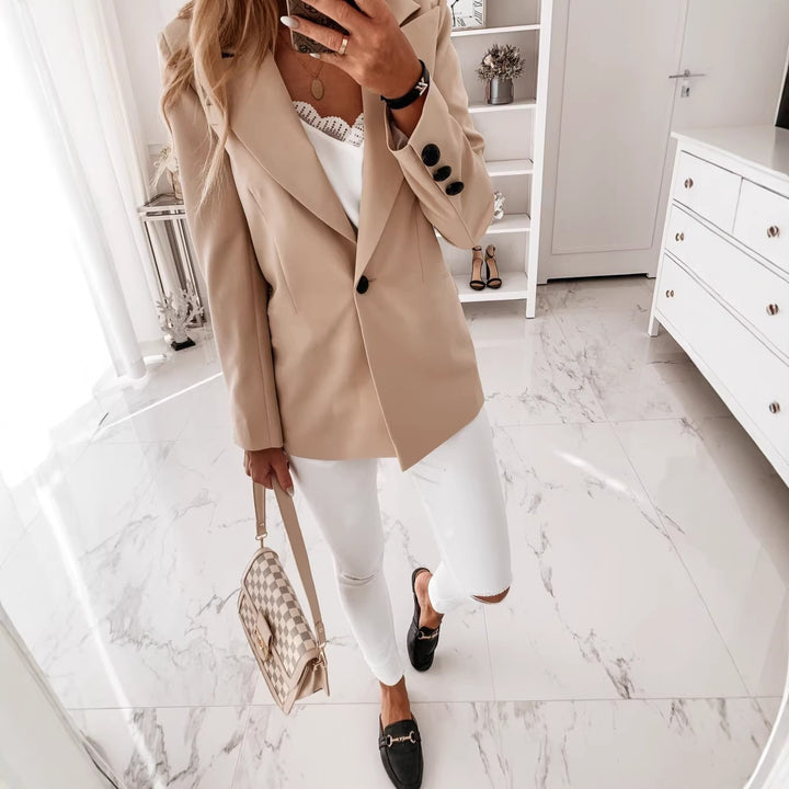 Women’s long blazer with single-breasted button placket, tailored fit, and soft shoulder pads Drune