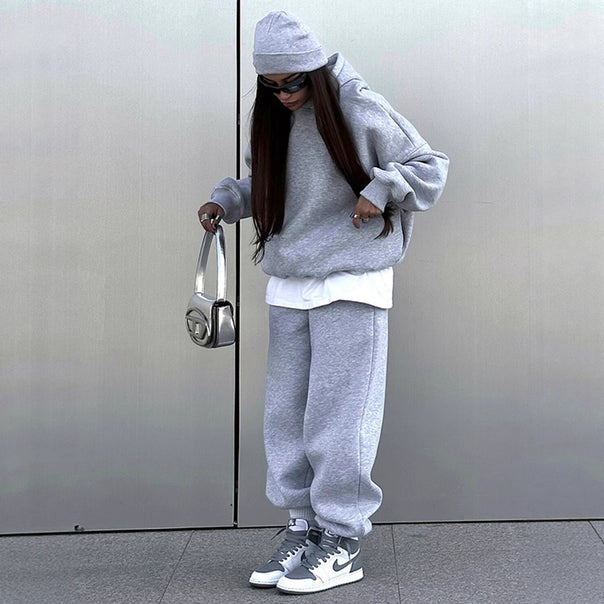 Women’s urban oversized lounge set with hoodie, loose-fitting high-waist jogging pants and matching beanie Mune Fashion