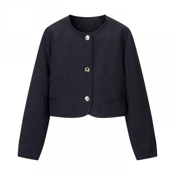 Women's short blazer without collar with round neckline, decorative button closure and piped pockets Mune Fashion