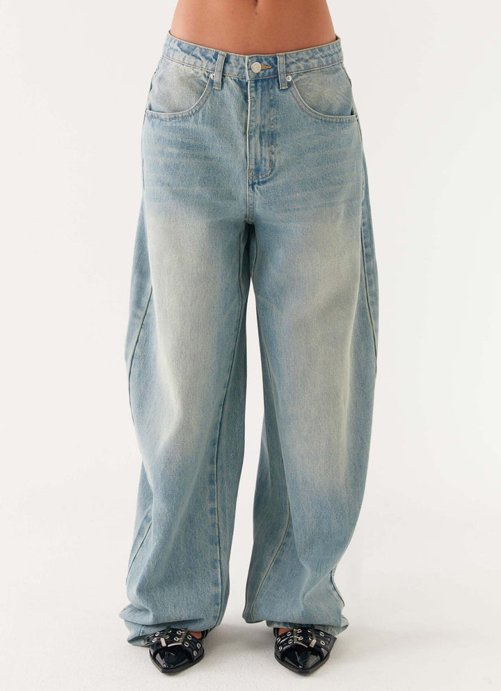 Women's oversized denim jacket with light vintage wash, patch chest pockets and extended cuffs Mune Fashion