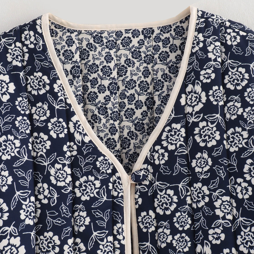 Ladies quilted jacket with floral allover, V-neck, contrast piping and patch pockets Mune Fashion