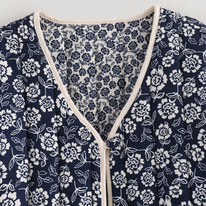 Ladies quilted jacket with floral allover, V-neck, contrast piping and patch pockets Mune Fashion