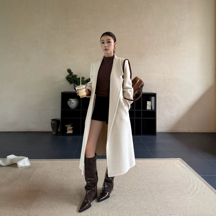 Women's Oversize Wool Coat with Structured Shoulder Section and Elegant Lapel Mune Fashion