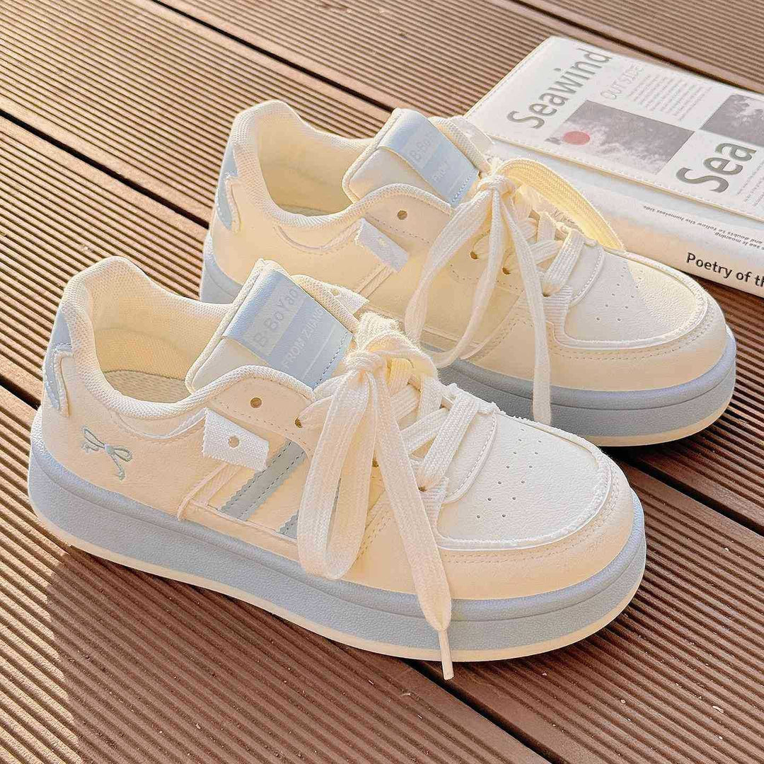 Women's sporty sneakers with modern accents and comfortable cushioning Mune Fashion