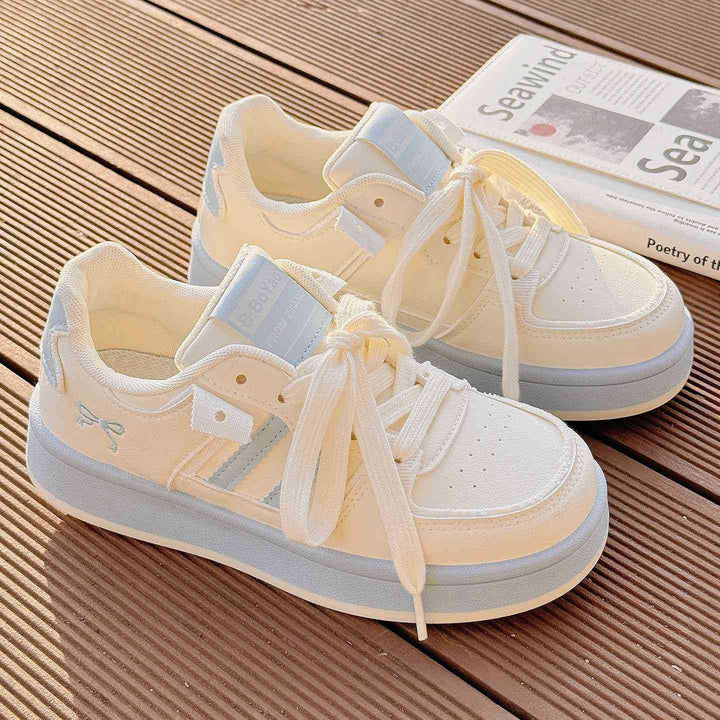 Women's sporty sneakers with modern accents and comfortable cushioning Mune Fashion