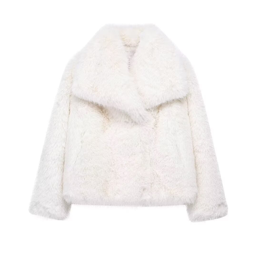 Ladies short cozy faux fur jacket with wide shawl collar, padded lining and concealed closure Mune Fashion
