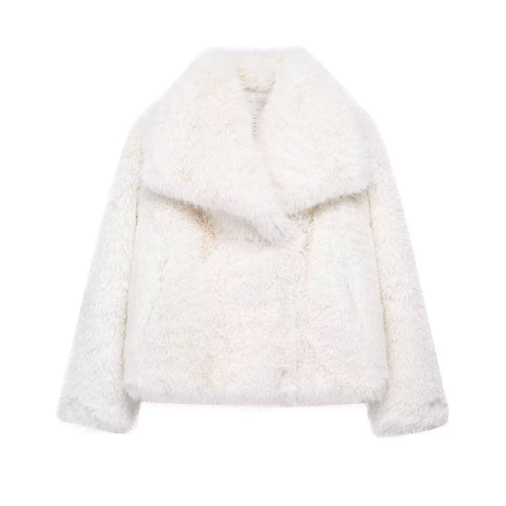 Ladies short cozy faux fur jacket with wide shawl collar, padded lining and concealed closure Mune Fashion