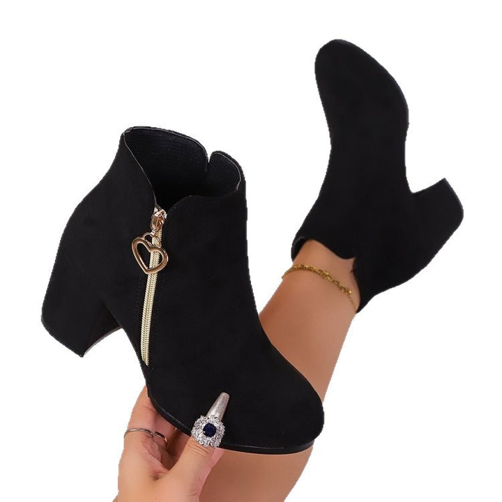 Damen Stiefeletten mit breitem Blockabsatz, Herz-Reißverschluss und Samtvelours-Optik Mune Fashion
