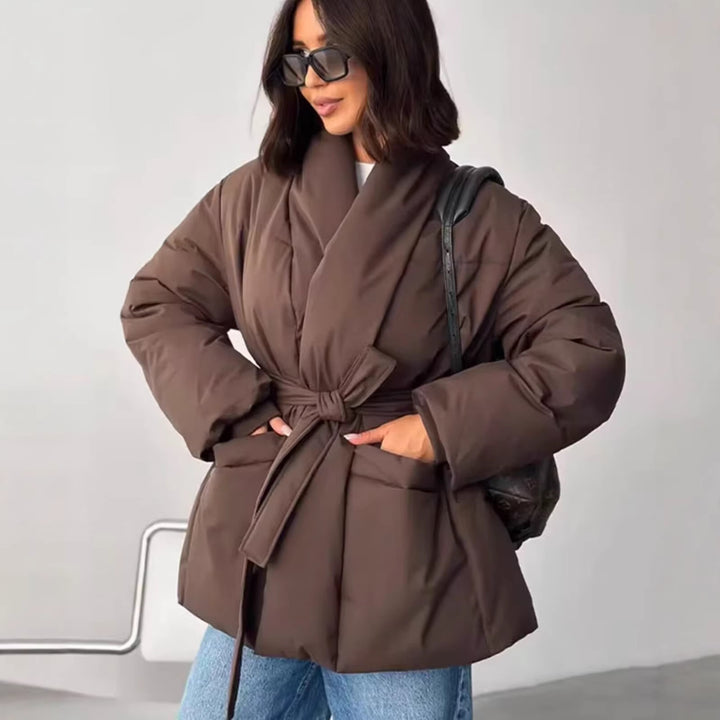 Women's short quilted coat with shawl collar, waist belt and patch pockets Mune Fashion