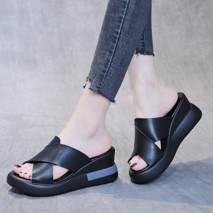 Ladies' platform slide with crossed leather-look straps and ergonomic footbed Mune Fashion
