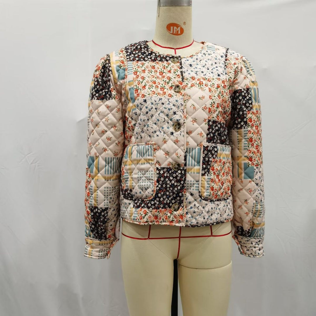 Women's padded short jacket in patchwork quilt style with round neckline and patch pockets Mune Fashion