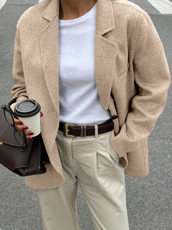 Women's casual wool coat in boyfriend cut with deep lapels and patch pockets Mune Fashion